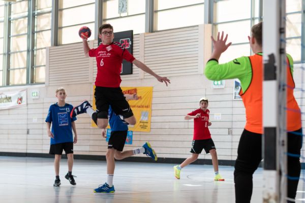 Torjäger Christoph Sch. beim dynamischen Torwurf 